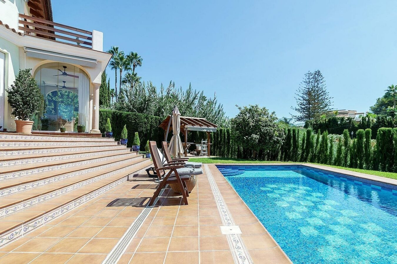 High specification villa with sea views and pool in El Rosario, Marbella East