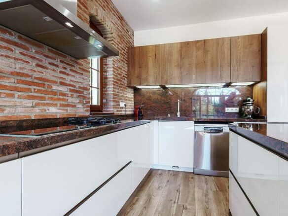 High specification villa with sea views and pool in El Rosario, Marbella East
