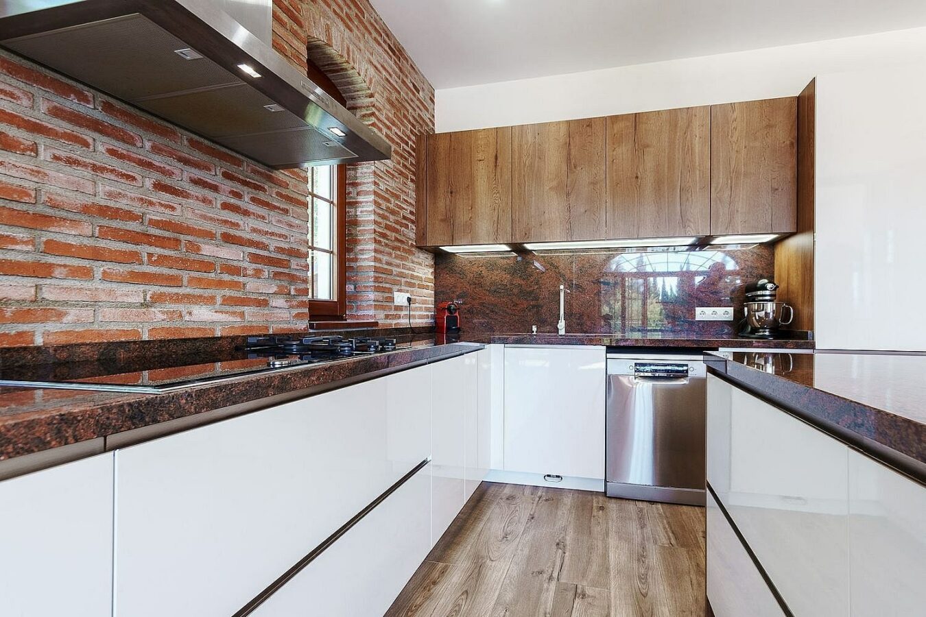 High specification villa with sea views and pool in El Rosario, Marbella East