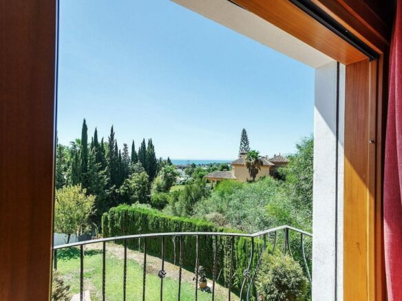 High specification villa with sea views and pool in El Rosario, Marbella East