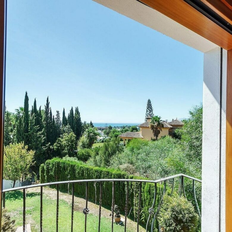 High specification villa with sea views and pool in El Rosario, Marbella East