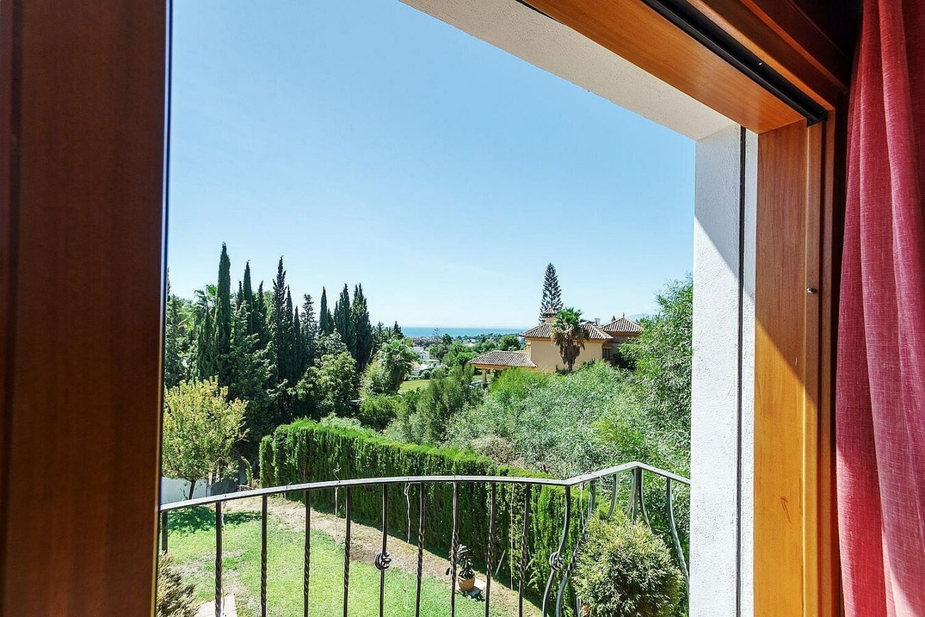 High specification villa with sea views and pool in El Rosario, Marbella East