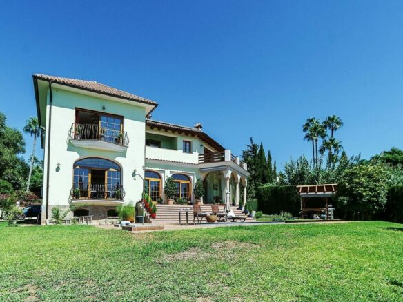 High specification villa with sea views and pool in El Rosario, Marbella East