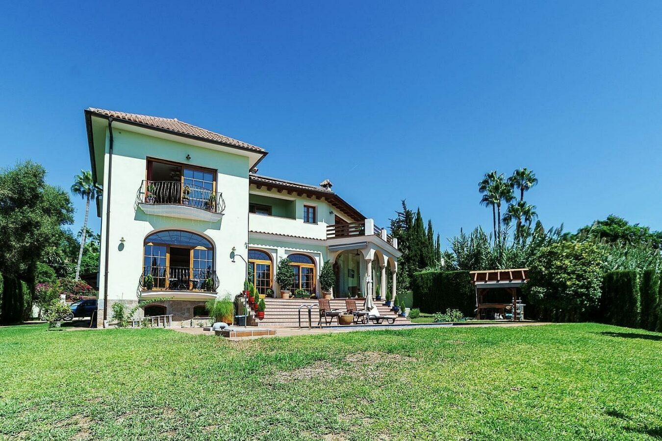 High specification villa with sea views and pool in El Rosario, Marbella East
