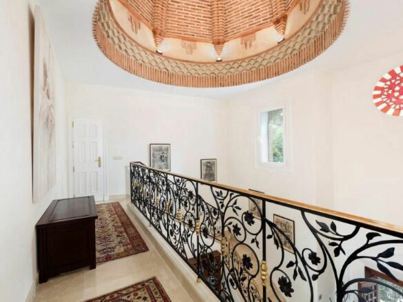 FOR SALE 🏡 First-Line Golf Renovation Villa with Sea Views – La Quinta, Benahavís