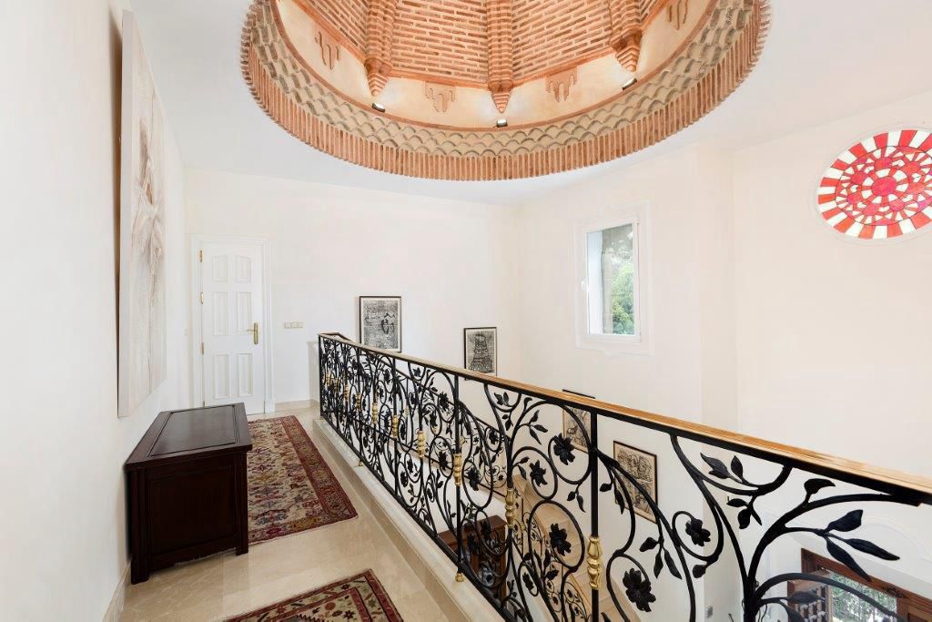 FOR SALE 🏡 First-Line Golf Renovation Villa with Sea Views – La Quinta, Benahavís