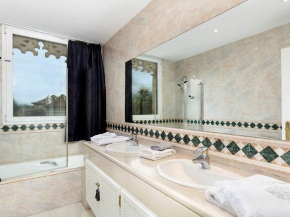 FOR SALE 🏡 First-Line Golf Renovation Villa with Sea Views – La Quinta, Benahavís