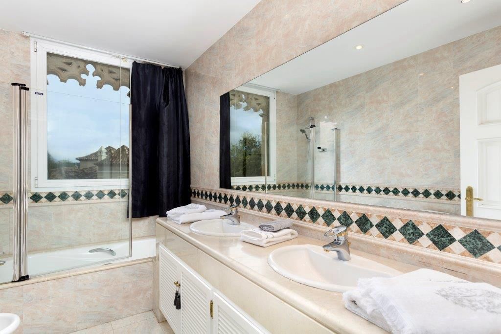 FOR SALE 🏡 First-Line Golf Renovation Villa with Sea Views – La Quinta, Benahavís