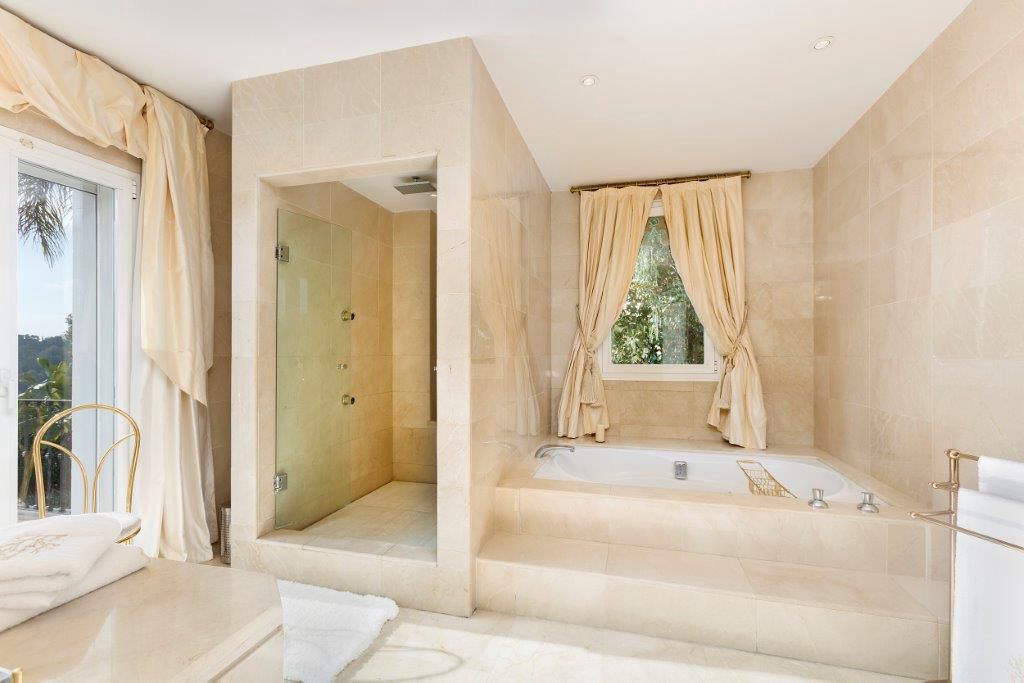 FOR SALE 🏡 First-Line Golf Renovation Villa with Sea Views – La Quinta, Benahavís
