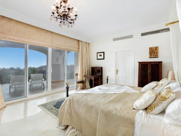 FOR SALE 🏡 First-Line Golf Renovation Villa with Sea Views – La Quinta, Benahavís