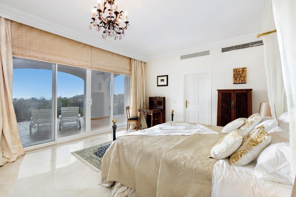 FOR SALE 🏡 First-Line Golf Renovation Villa with Sea Views – La Quinta, Benahavís