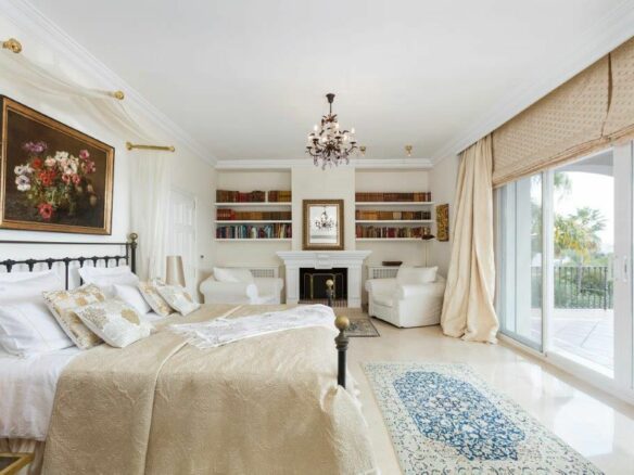 FOR SALE 🏡 First-Line Golf Renovation Villa with Sea Views – La Quinta, Benahavís