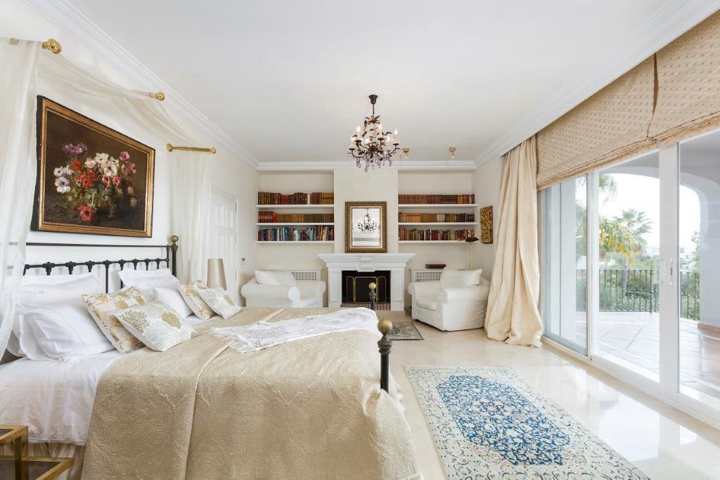 FOR SALE 🏡 First-Line Golf Renovation Villa with Sea Views – La Quinta, Benahavís