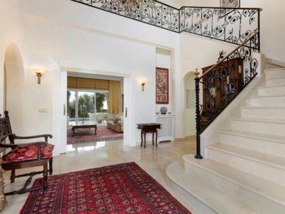 FOR SALE 🏡 First-Line Golf Renovation Villa with Sea Views – La Quinta, Benahavís