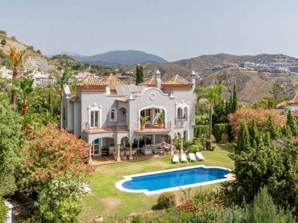 FOR SALE 🏡 First-Line Golf Renovation Villa with Sea Views – La Quinta, Benahavís