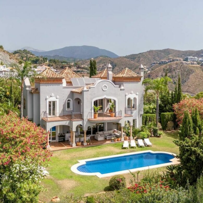 FOR SALE 🏡 First-Line Golf Renovation Villa with Sea Views – La Quinta, Benahavís