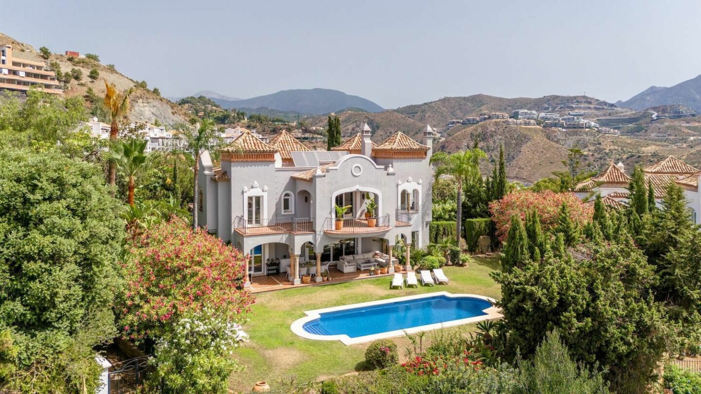 FOR SALE 🏡 First-Line Golf Renovation Villa with Sea Views – La Quinta, Benahavís