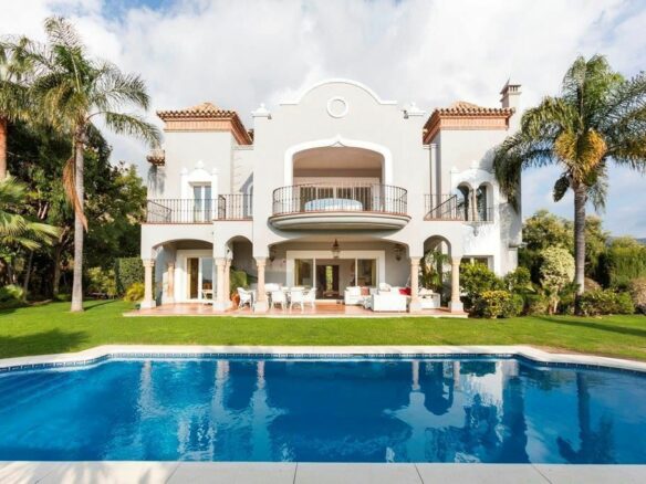 FOR SALE 🏡 First-Line Golf Renovation Villa with Sea Views – La Quinta, Benahavís
