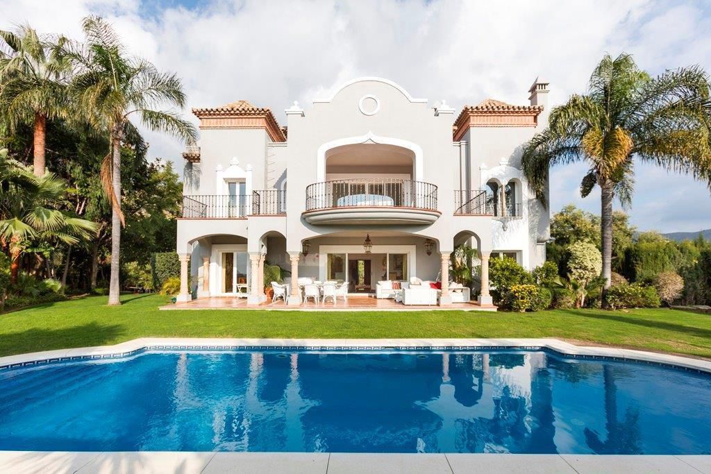 FOR SALE 🏡 First-Line Golf Renovation Villa with Sea Views – La Quinta, Benahavís