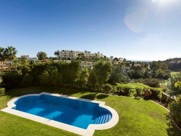 FOR SALE 🏡 First-Line Golf Renovation Villa with Sea Views – La Quinta, Benahavís