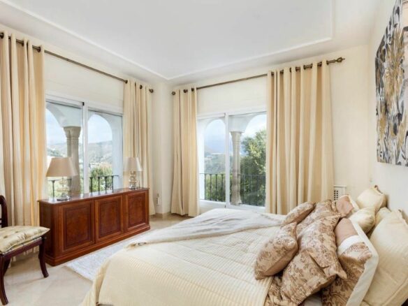 FOR SALE 🏡 First-Line Golf Renovation Villa with Sea Views – La Quinta, Benahavís