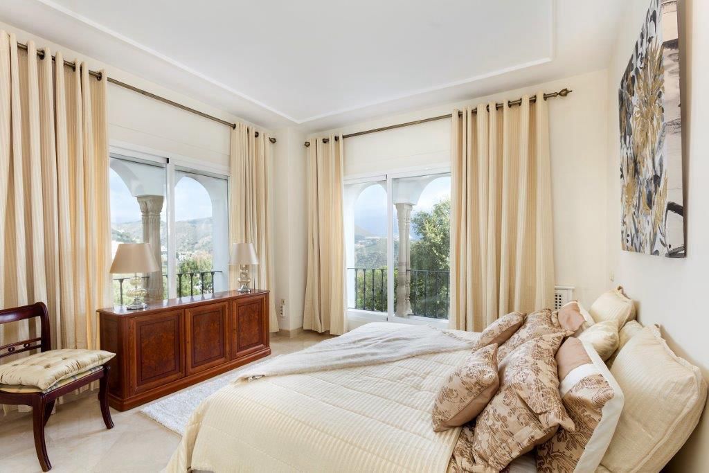 FOR SALE 🏡 First-Line Golf Renovation Villa with Sea Views – La Quinta, Benahavís