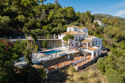FOR SALE 🏡 Traditional Andalusian Villa with Panoramic Sea Views – El Madroñal, Benahavís