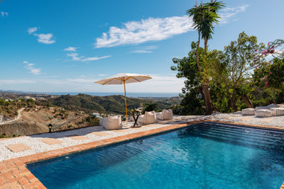 FOR SALE 🏡 Traditional Andalusian Villa with Panoramic Sea Views – El Madroñal, Benahavís