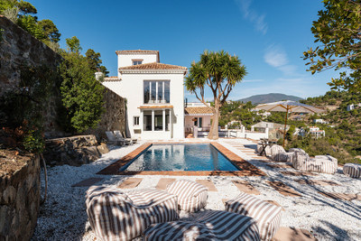 FOR SALE 🏡 Traditional Andalusian Villa with Panoramic Sea Views – El Madroñal, Benahavís