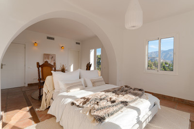 FOR SALE 🏡 Traditional Andalusian Villa with Panoramic Sea Views – El Madroñal, Benahavís