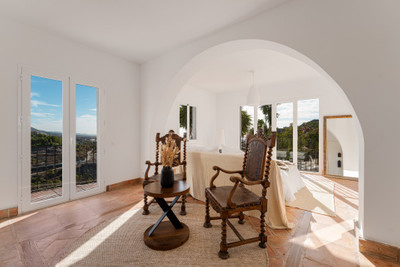 FOR SALE 🏡 Traditional Andalusian Villa with Panoramic Sea Views – El Madroñal, Benahavís