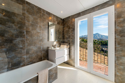 FOR SALE 🏡 Traditional Andalusian Villa with Panoramic Sea Views – El Madroñal, Benahavís