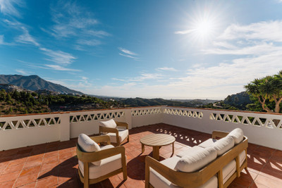 FOR SALE 🏡 Traditional Andalusian Villa with Panoramic Sea Views – El Madroñal, Benahavís