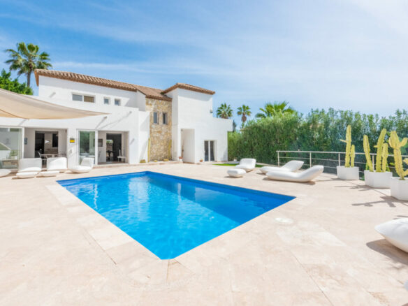 FOR SALE 🏡 Immaculate Renovated Villa with Pool – Marbella Country Club, Nueva Andalucía