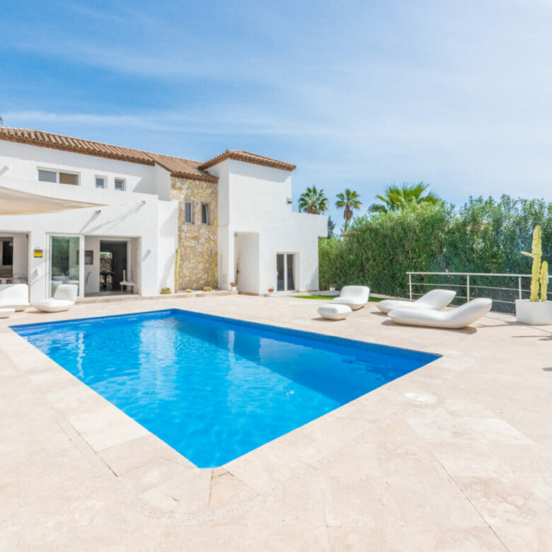 FOR SALE 🏡 Immaculate Renovated Villa with Pool – Marbella Country Club, Nueva Andalucía