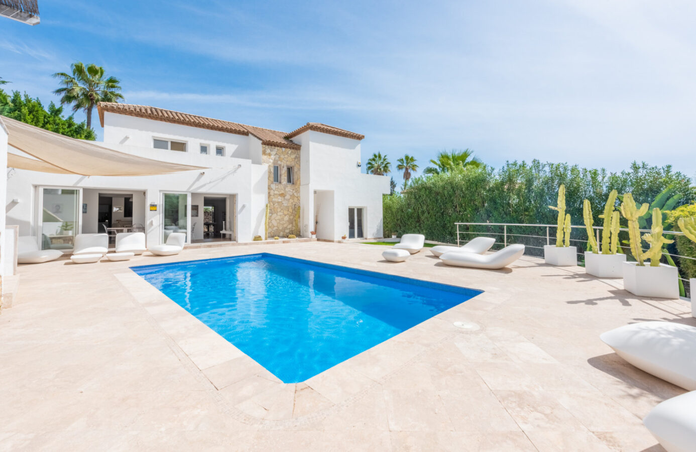 mcc-00 FOR SALE 🏡 Immaculate Renovated Villa with Pool – Marbella Country Club, Nueva AndalucĂa