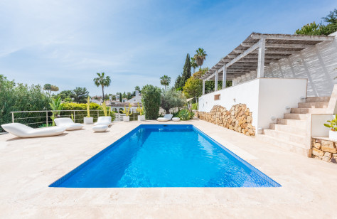 FOR SALE 🏡 Immaculate Renovated Villa with Pool – Marbella Country Club, Nueva Andalucía