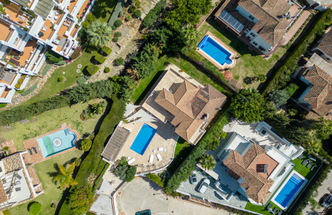 FOR SALE 🏡 Immaculate Renovated Villa with Pool – Marbella Country Club, Nueva Andalucía
