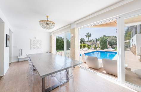 FOR SALE 🏡 Immaculate Renovated Villa with Pool – Marbella Country Club, Nueva Andalucía