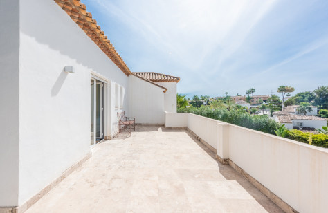 FOR SALE 🏡 Immaculate Renovated Villa with Pool – Marbella Country Club, Nueva Andalucía