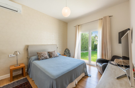 FOR SALE 🏡 Immaculate Renovated Villa with Pool – Marbella Country Club, Nueva Andalucía
