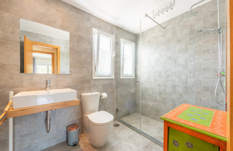 FOR SALE 🏡 Immaculate Renovated Villa with Pool – Marbella Country Club, Nueva Andalucía
