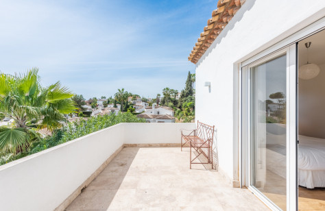 FOR SALE 🏡 Immaculate Renovated Villa with Pool – Marbella Country Club, Nueva Andalucía