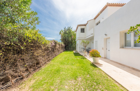 FOR SALE 🏡 Immaculate Renovated Villa with Pool – Marbella Country Club, Nueva Andalucía