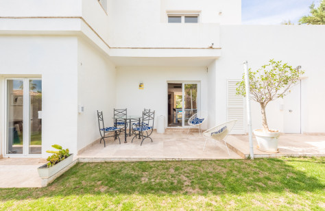 FOR SALE 🏡 Immaculate Renovated Villa with Pool – Marbella Country Club, Nueva Andalucía
