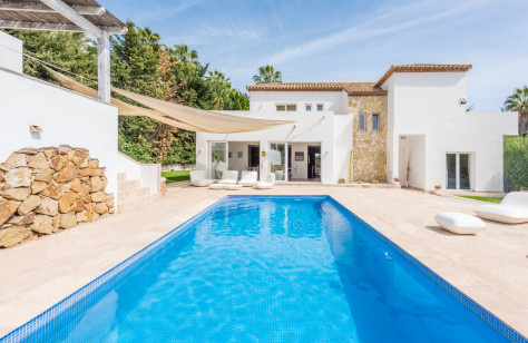 FOR SALE 🏡 Immaculate Renovated Villa with Pool – Marbella Country Club, Nueva Andalucía