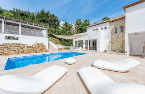 FOR SALE 🏡 Immaculate Renovated Villa with Pool – Marbella Country Club, Nueva Andalucía