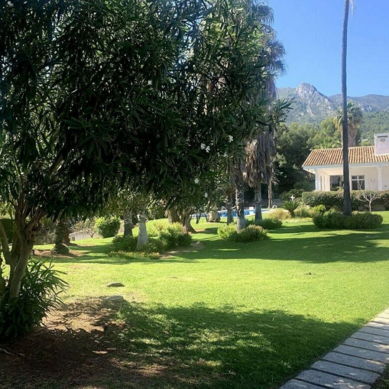 Mediterranean villa with tennis court and pool on a large plot near Marbella centre