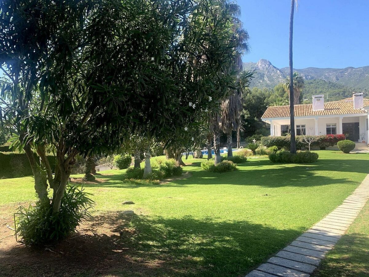 Mediterranean villa with tennis court and pool on a large plot near Marbella centre