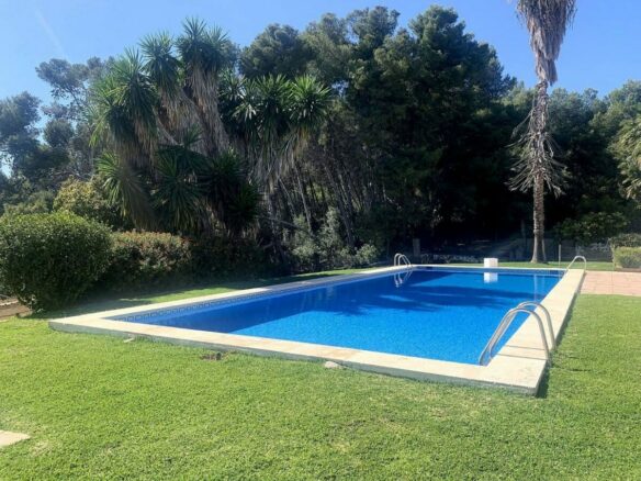 Mediterranean villa with tennis court and pool on a large plot near Marbella centre